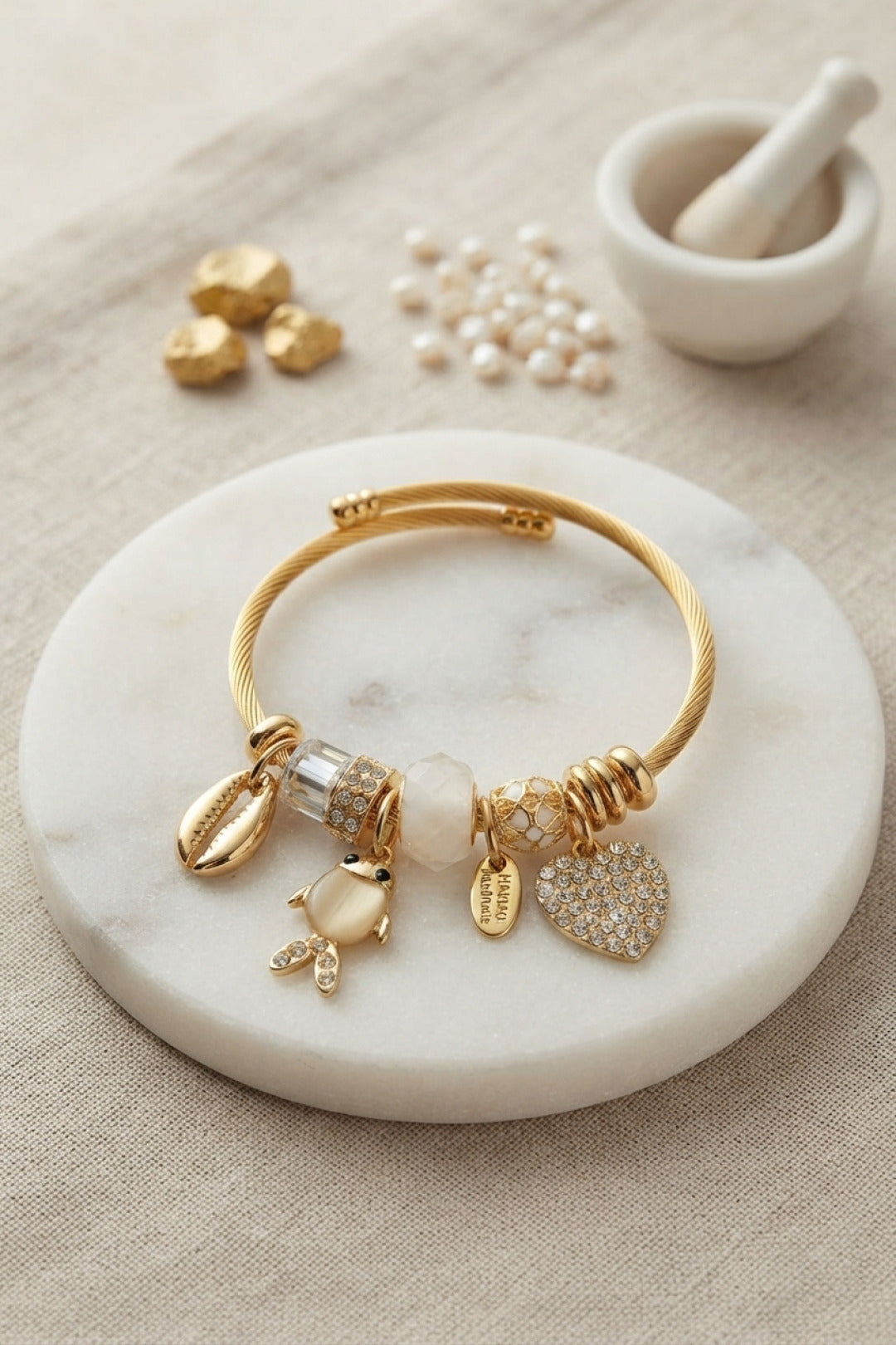 Beyaz Balık Model Gold Renk Charmlı Bileklik