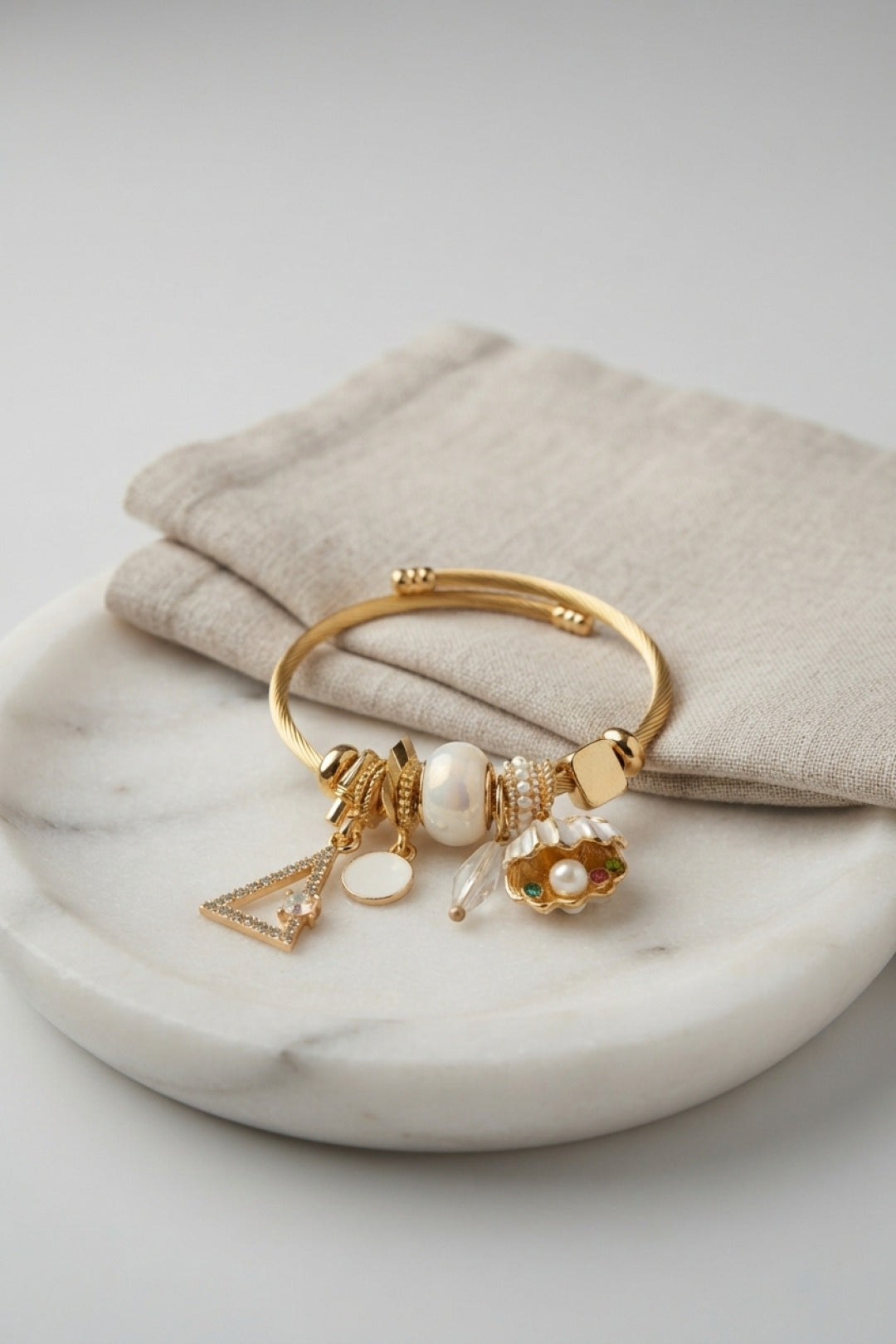 Beyaz Deniz Kabuğu Model Gold Renk Charmlı Bileklik