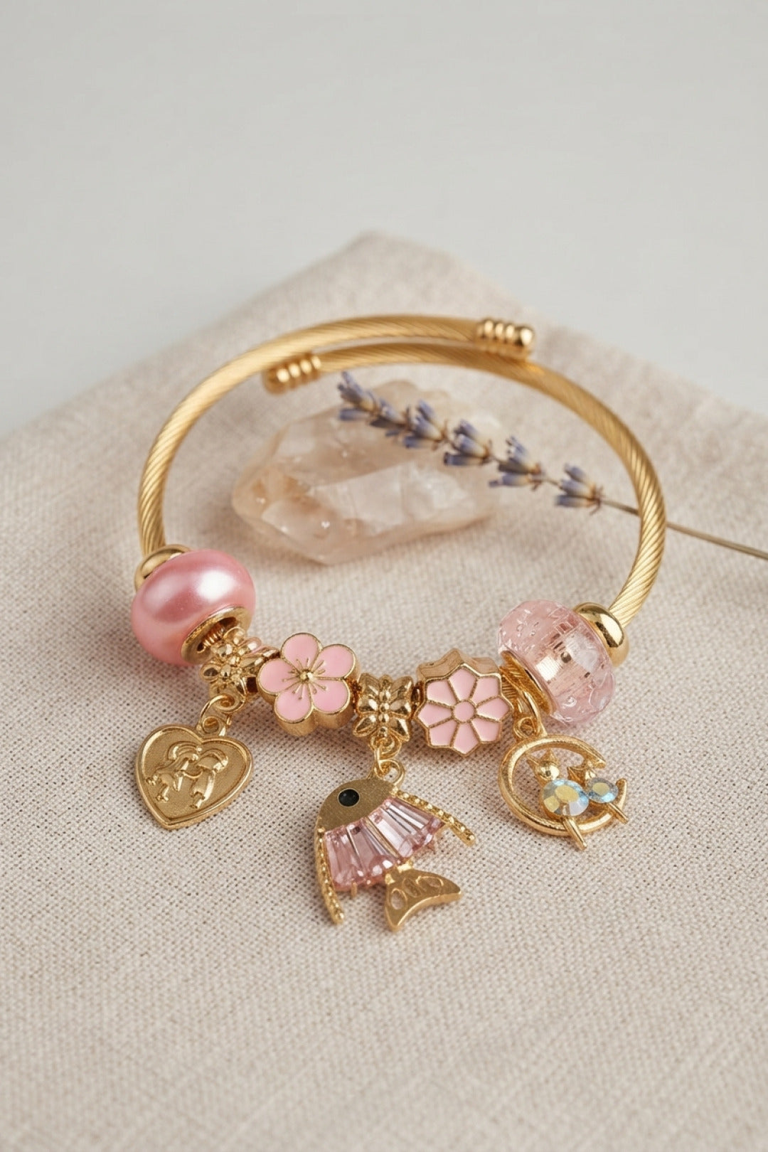 Balık Charmlı Pembe Renk Gold Bileklik