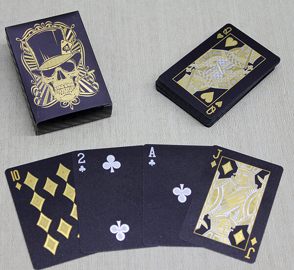 Altın Kurukafa Tasarımlı Siyah İskambil Oyun Kartı