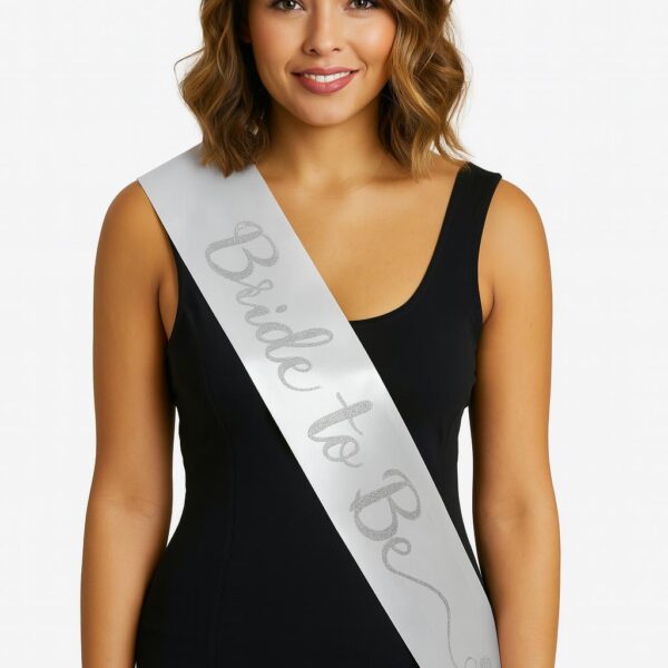 Beyaz Saten Üzerine İtalik Gümüş Bride To Be Kuşağı