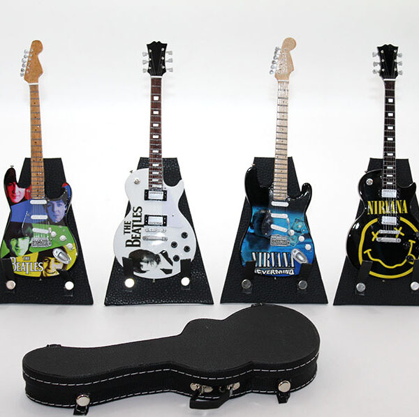 Çantalı Gitar Figürü