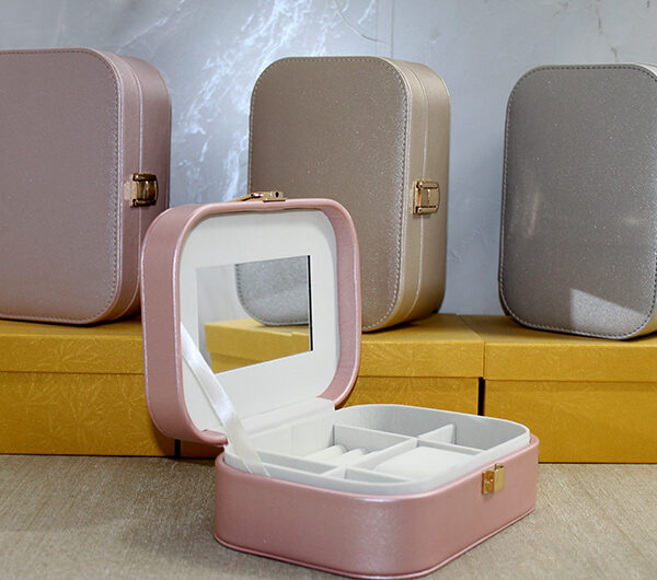 Deri Kaplamalı Makyaj Ve Takı Kutusu
