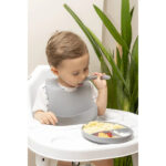 Gri 3’lü Silikon Yemek Seti – Önlük + Diş Kaşıyıcılı Kaşık + Vakumlu Tabak - Görsel 3