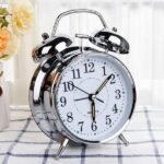 Gümüş Renk Metal Çalar Masa Saati - Görsel 3