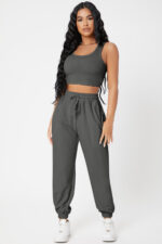 Kadın Antrasit Gri Kaşkorse Cepli Jogger Eşofman Altı ve Crop Top Bluz – Şık, Rahat ve Kolay Kombinlenebilir