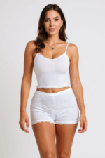 Kadın Beyaz Alt-üst Dantel Detaylı Şortlu Şık Gecelik Takım – Modern, Konforlu ve Günlük Kombinlere Uygun