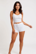 Kadın Beyaz Alt-üst Dantel Detaylı Şortlu Şık Gecelik Takım – Modern, Konforlu ve Günlük Kombinlere Uygun - Görsel 3