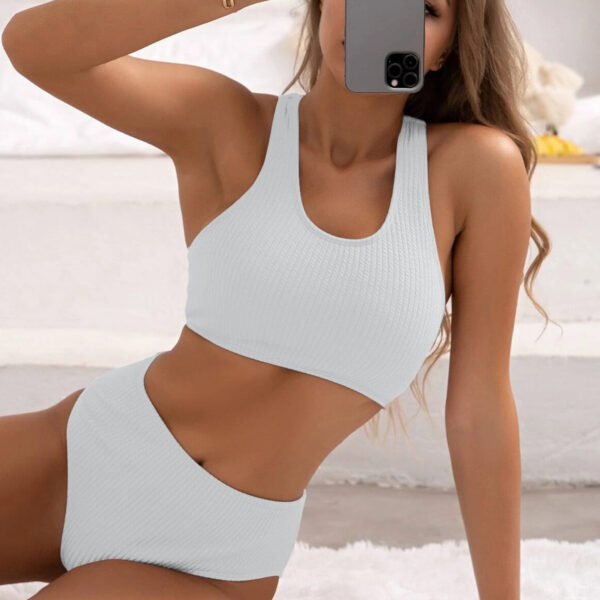 Kadın Beyaz Çapraz Sırt Detaylı Iç Çamaşır Takımı – Modern, Konforlu ve Günlük Kombinlere Uygun