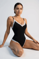 Kadın Beyaz Dantel Işlemeli Siyah Tulum Gecelik – Modern ve Şık Tasarım - Görsel 4