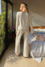 Kadın Beyaz Fiyonklu İç Çamaşırı ve Uzun Kollu V Yaka Pijama Takımı 4&apos;lü Set - Görsel 3