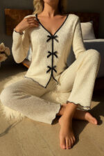 Kadın Beyaz Fiyonklu İç Çamaşırı ve Uzun Kollu V Yaka Pijama Takımı 4&apos;lü Set - Görsel 5