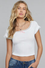 Kadın Beyaz Göğsü ve Kolları Dantelli Fiyonklu Kısa Kol Crop Top Bluz – Şık, Rahat ve Kolay Kombinlenebilir - Görsel 3