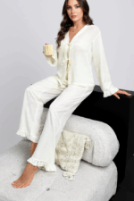 Kadın Beyaz Önden Bağlamalı Kolu ve Paçası Fırfır Detaylı Uzun Kollu Pijama Takımı – Rahat, Şık ve 4 Mevsim Kullanım