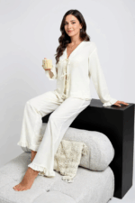 Kadın Beyaz Önden Bağlamalı Kolu ve Paçası Fırfır Detaylı Uzun Kollu Pijama Takımı – Rahat, Şık ve 4 Mevsim Kullanım - Görsel 2