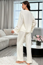 Kadın Beyaz Önden Bağlamalı Kolu ve Paçası Fırfır Detaylı Uzun Kollu Pijama Takımı – Rahat, Şık ve 4 Mevsim Kullanım - Görsel 3