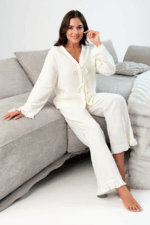 Kadın Beyaz Önden Bağlamalı Kolu ve Paçası Fırfır Detaylı Uzun Kollu Pijama Takımı – Rahat, Şık ve 4 Mevsim Kullanım - Görsel 4