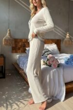 Kadın Beyaz Örme Kumaş V Yaka Düğmeli Rahat Şık Pijama Takımı - Görsel 2