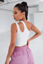 Kadın Beyaz Tek Omuz Cut Out Detaylı Crop Top Bluz – Şık, Rahat ve Kolay Kombinlenebilir - Görsel 2