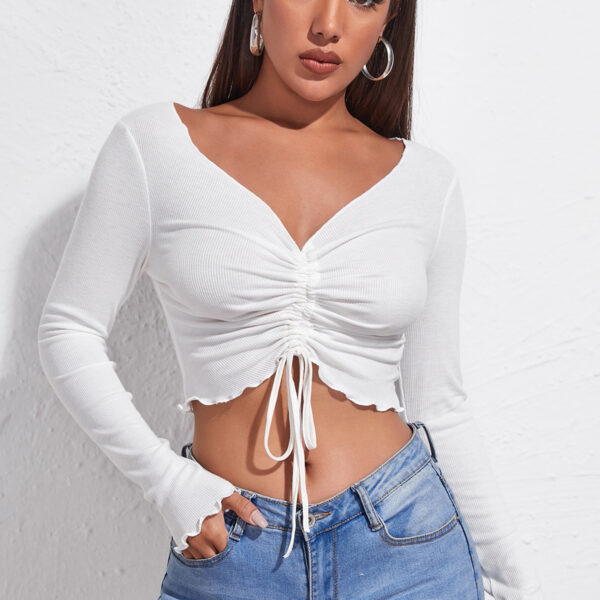 Kadın Beyaz Uzun Kollu Büzdürme Bağcık Detaylı Crop Top Bluz – Şık, Rahat ve Kolay Kombinlenebilir