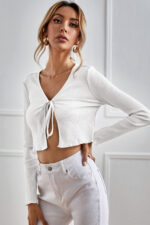 Kadın Beyaz Uzun Kollu Önden Bağlama Detaylı Crop Top Bluz – Şık, Rahat ve Kolay Kombinlenebilir - Görsel 4