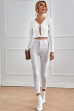 Kadın Beyaz Uzun Kollu Önden Bağlama Detaylı Crop Top Bluz – Şık, Rahat ve Kolay Kombinlenebilir - Görsel 5