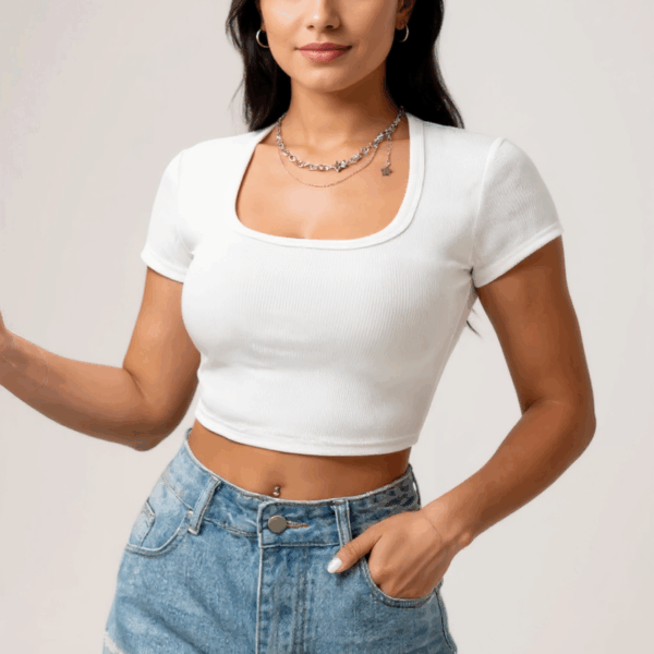 Kadın Beyaz Yarım Kol Düz Yaka Crop Top Bluz – Şık, Rahat ve Kolay Kombinlenebilir