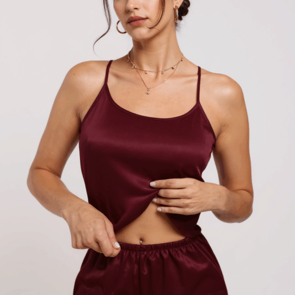 Kadın Bordo Asimetrik Sırt Dekolte Detaylı Şık Şortlu Gecelik Takım – Modern, Konforlu ve Günlük Kombinlere Uygun