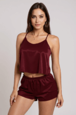 Kadın Bordo Asimetrik Sırt Dekolte Detaylı Şık Şortlu Gecelik Takım – Modern, Konforlu ve Günlük Kombinlere Uygun - Görsel 2
