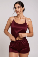 Kadın Bordo Asimetrik Sırt Dekolte Detaylı Şık Şortlu Gecelik Takım – Modern, Konforlu ve Günlük Kombinlere Uygun - Görsel 4