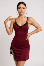 Kadın Bordo Bacak Yırtmaçlı Siyah Dantelli ve Fiyonklu Şık Gecelik – Modern ve Şık Tasarım