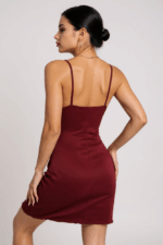 Kadın Bordo Bacak Yırtmaçlı Siyah Dantelli ve Fiyonklu Şık Gecelik – Modern ve Şık Tasarım - Görsel 4