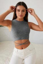 Kadın Gri Çapraz Bağlamalı Crop Top Büstiyer – Modern ve Şık Tasarım - Görsel 2