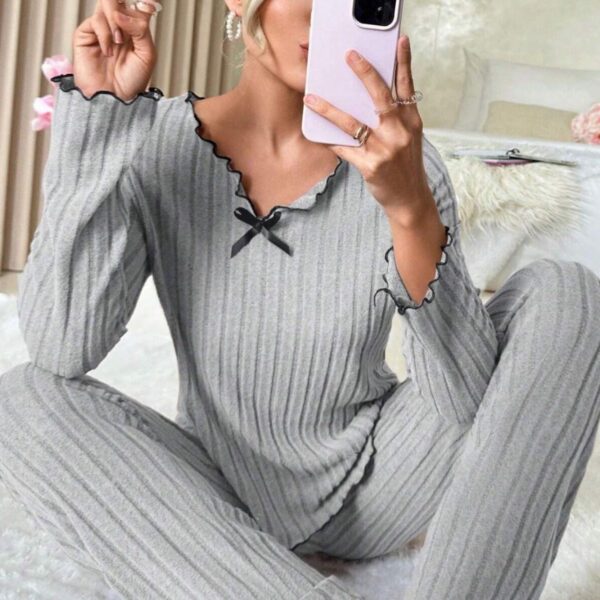 Kadın Gri Çizgili Uzun Kollu Fiyonk Detaylı Pijama Takımı Rahat Mevsimlik