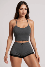 Kadın Gri Kaşkorse Sırt ve Bacak Kısmı Dantel Detaylı Şortlu Gecelik Takım – Modern, Konforlu ve Günlük Kombinlere Uygun