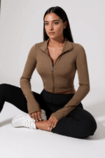 Kadın Kahverengi Uzun Kol Fermuarlı Parmak Geçme Detaylı Dik Yaka Crop Top Bluz – Şık, Rahat ve Kolay Kombinlenebilir - Görsel 2