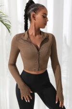Kadın Kahverengi Uzun Kol Fermuarlı Parmak Geçme Detaylı Dik Yaka Crop Top Bluz – Şık, Rahat ve Kolay Kombinlenebilir - Görsel 4