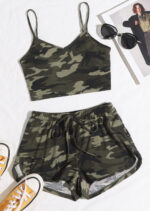 Kadın Kamuflaj Desenli Askılı Crop Top ve Şortlu Gecelik Takım – Modern, Konforlu ve Günlük Kombinlere Uygun