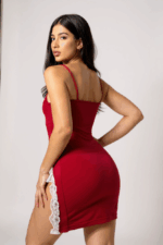 Kadın Kırmızı Bacak Yırtmaçlı Beyaz Dantelli ve Fiyonklu Şık Gecelik – Modern ve Şık Tasarım - Görsel 3