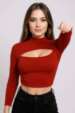 Kadın Kırmızı Göğüs Dekolteli Uzun Kollu Cut Out Crop Top Bluz – Şık, Rahat ve Kolay Kombinlenebilir
