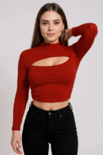 Kadın Kırmızı Göğüs Dekolteli Uzun Kollu Cut Out Crop Top Bluz – Şık, Rahat ve Kolay Kombinlenebilir - Görsel 2