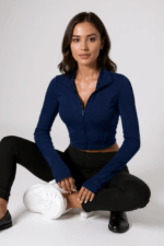 Kadın Lacivert Uzun Kol Fermuarlı Parmak Geçme Detaylı Dik Yaka Crop Top Bluz – Şık, Rahat ve Kolay Kombinlenebilir