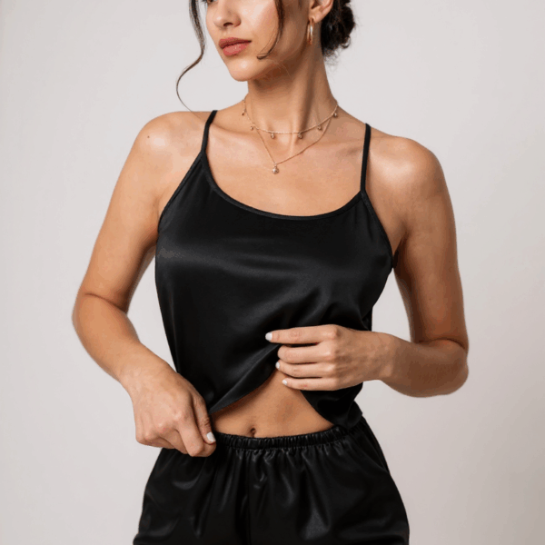 Kadın Siyah Asimetrik Sırt Dekolte Detaylı Şık Şortlu Gecelik Takım – Modern, Konforlu ve Günlük Kombinlere Uygun