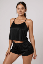 Kadın Siyah Asimetrik Sırt Dekolte Detaylı Şık Şortlu Gecelik Takım – Modern, Konforlu ve Günlük Kombinlere Uygun - Görsel 2