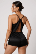 Kadın Siyah Asimetrik Sırt Dekolte Detaylı Şık Şortlu Gecelik Takım – Modern, Konforlu ve Günlük Kombinlere Uygun - Görsel 3