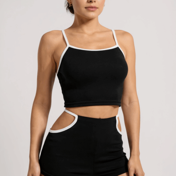 Kadın Siyah Beyaz Şortlu Cut-Out Detaylı Gecelik Takımı – Modern, Konforlu ve Günlük Kombinlere Uygun