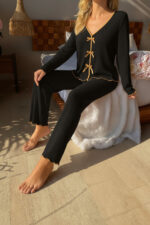 Kadın Siyah Fiyonklu İç Çamaşırı ve Uzun Kollu V Yaka Pijama Takımı 4&apos;lü Set - Görsel 5