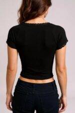 Kadın Siyah Göğsü ve Kolları Dantelli Fiyonklu Kısa Kol Crop Top Bluz – Şık, Rahat ve Kolay Kombinlenebilir - Görsel 3
