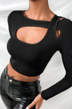 Kadın Siyah Göğüs Dekolteli Çapraz Askılı Uzun Kollu Crop Top Bluz – Şık, Rahat ve Kolay Kombinlenebilir - Görsel 3