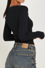 Kadın Siyah Kare Yaka Dantelli Uzun Kollu Crop Top Bluz – Şık, Rahat ve Kolay Kombinlenebilir - Görsel 2